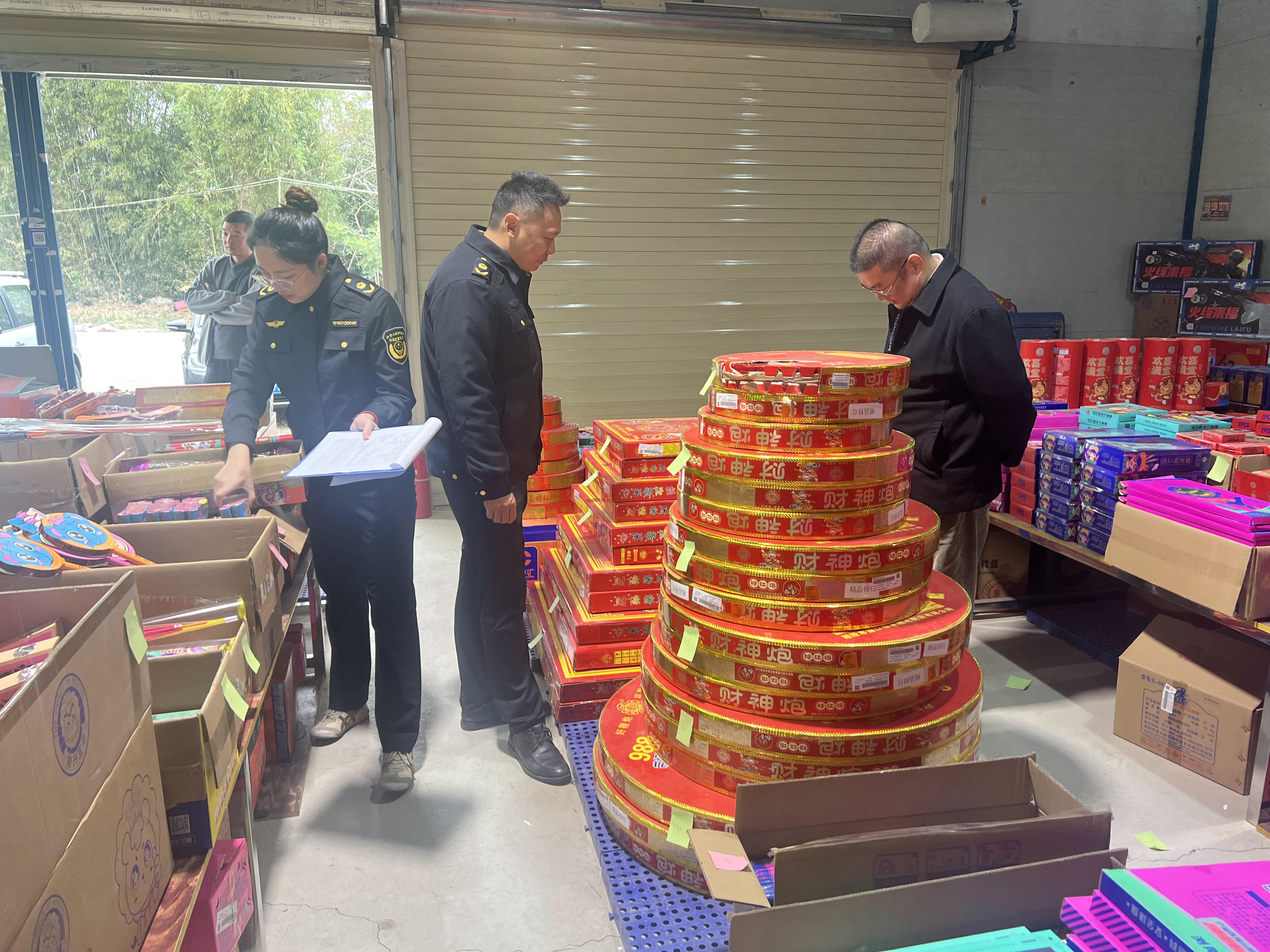 图5 开展节前烟花爆竹产品质量安全检查.JPG