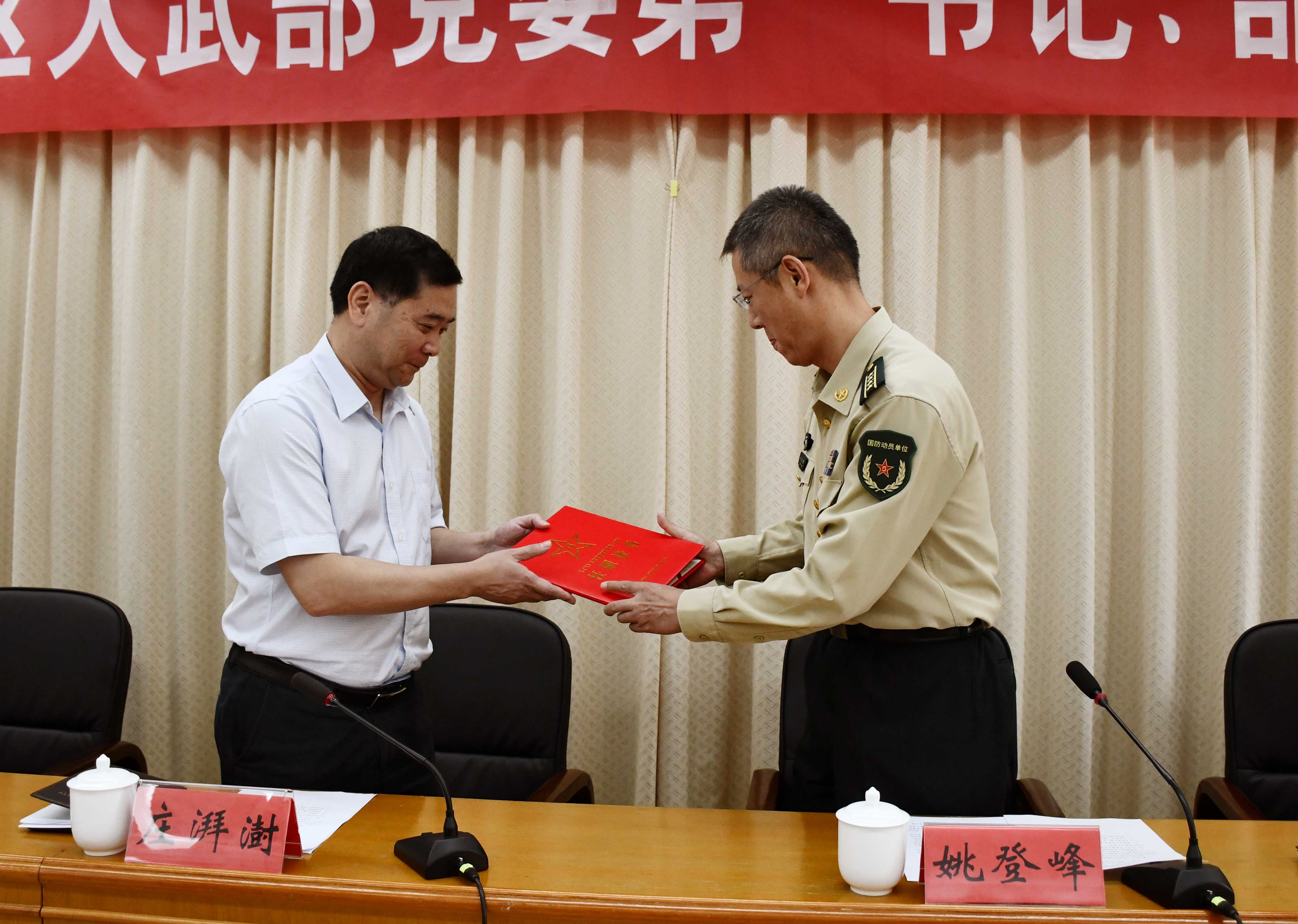 潮州军分区副司令员李健大校宣读任职命令,增补湘桥区委书记庄湃澍为