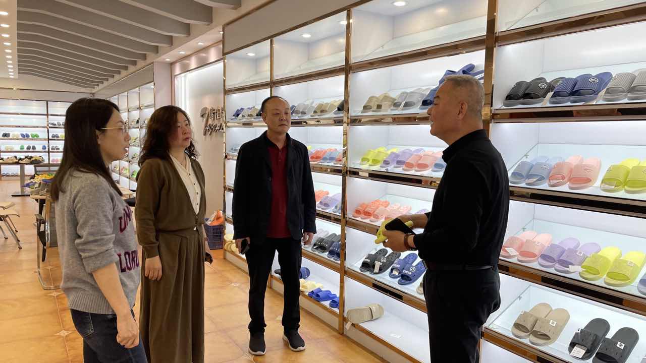 图三参观潮州市丹驰鞋业产品展览室.jpg