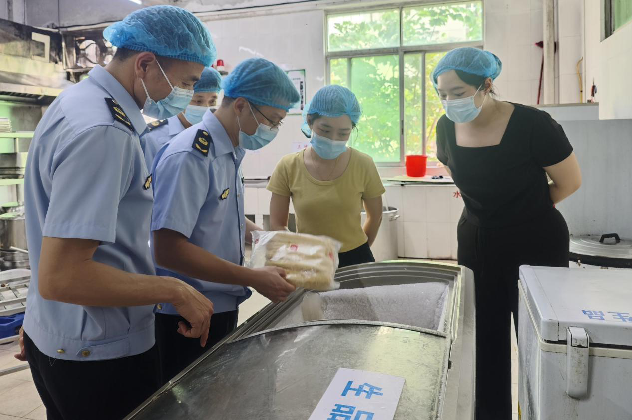 图二：执法人员检查食品原料储存情况.png