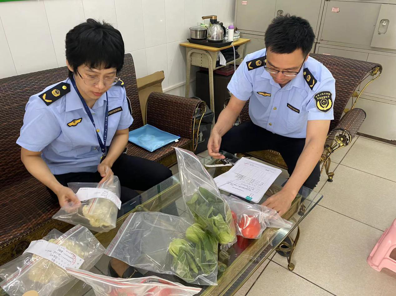 图三：执法人员进行食品抽样.png