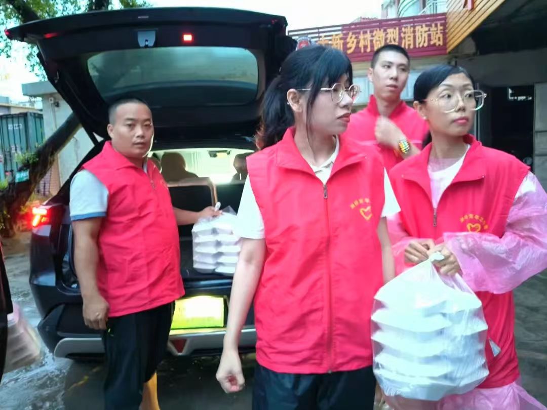 在湘桥区大新乡村，陈树杰的热饭温暖了当地的群众和志愿者。.jpg