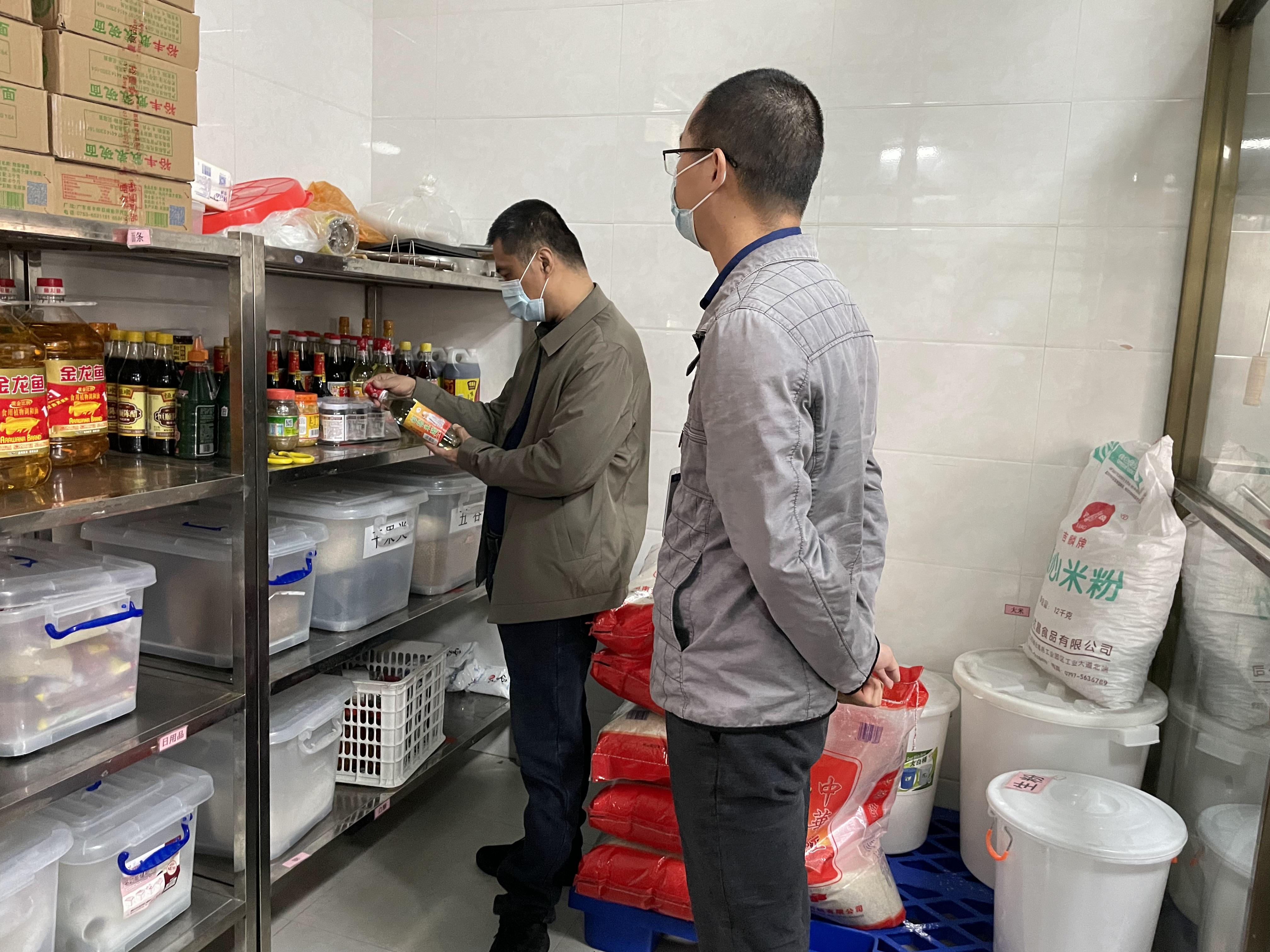 图三：检查食堂进货查验落实情况.JPG