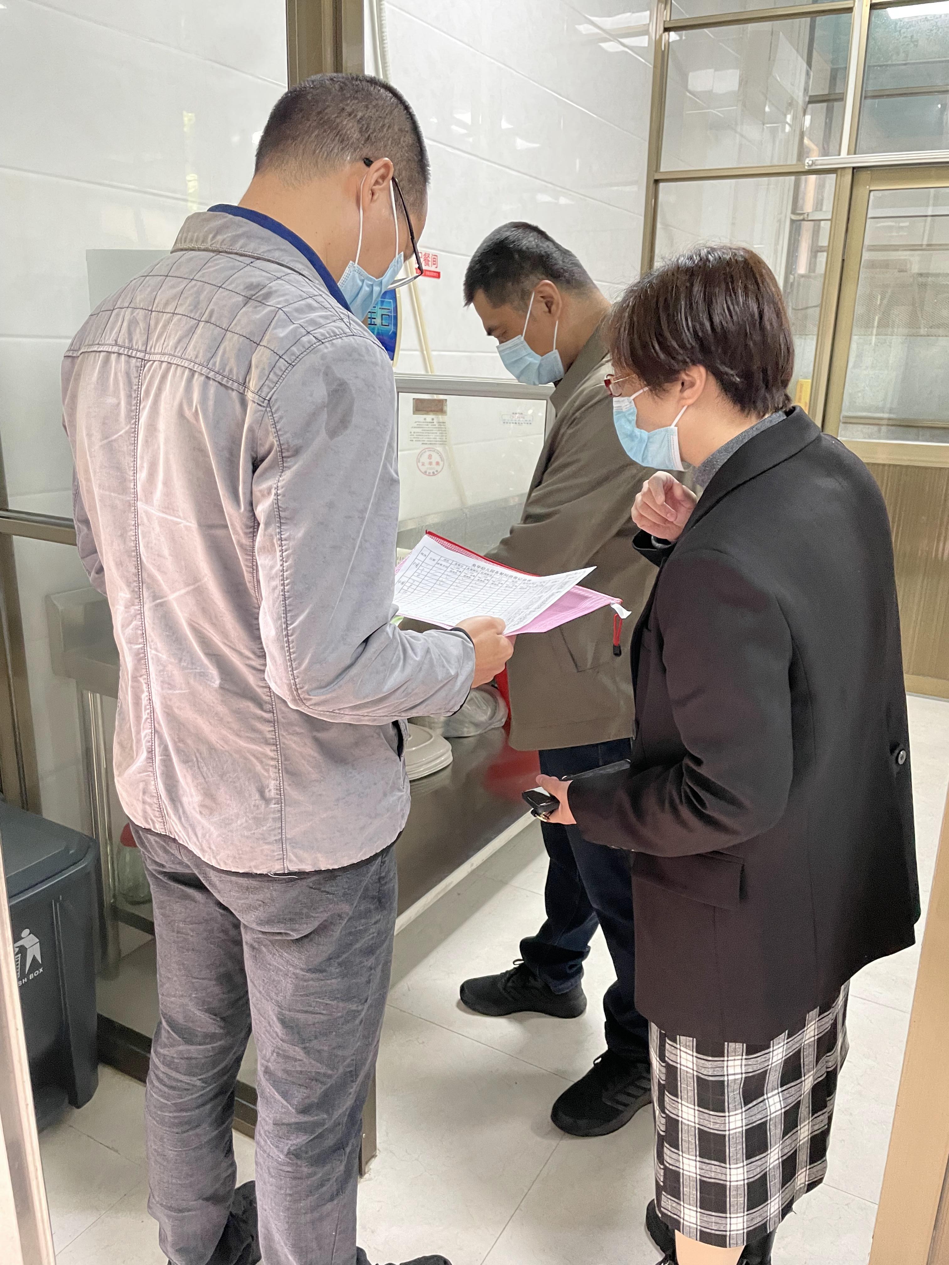 图四：检查食堂进货查验落实情况.JPG