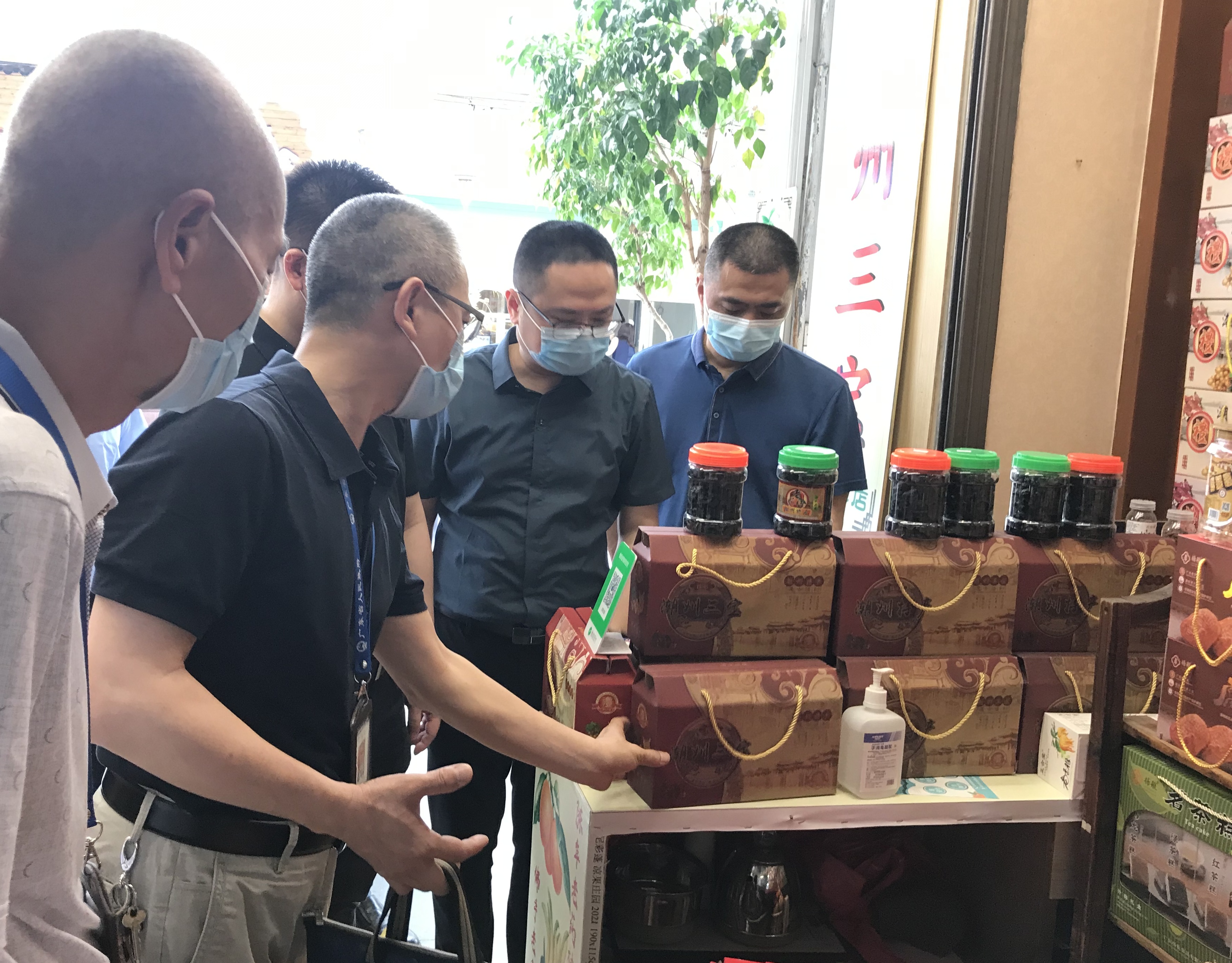 图四：检查古城食品经营单位.jpg