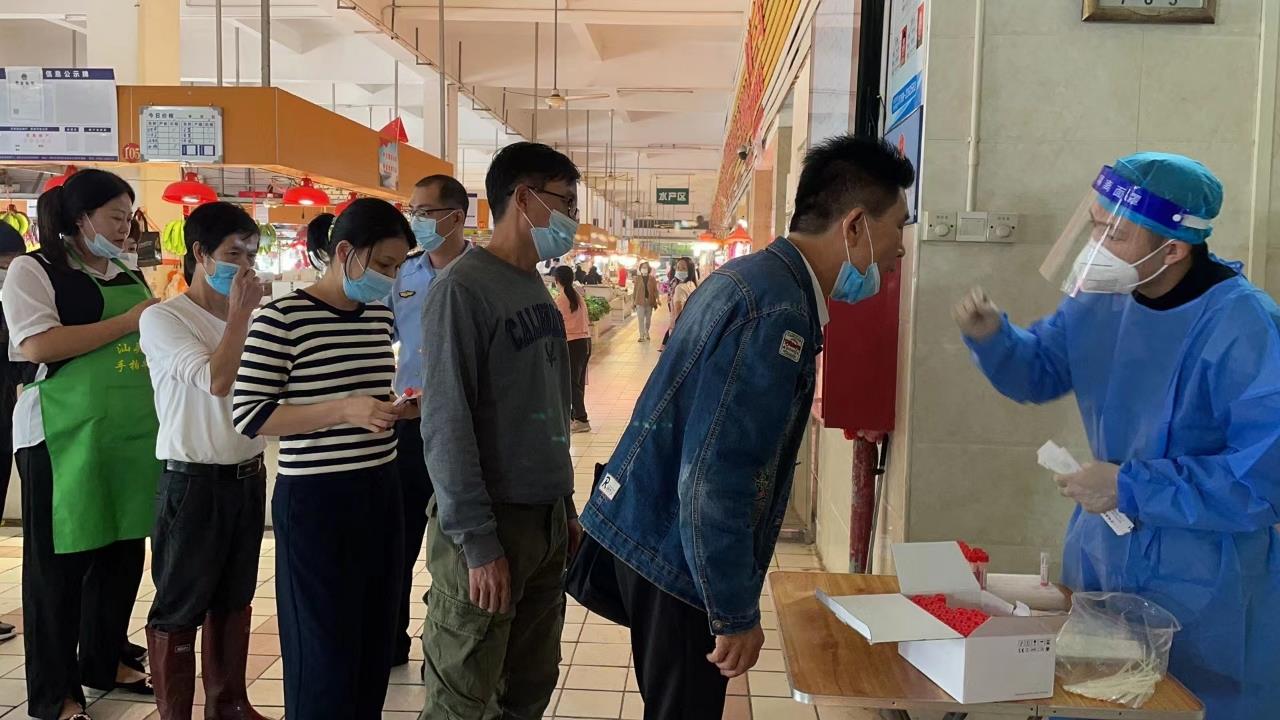 图二：开展农贸市场从业人员核酸检测.jpg