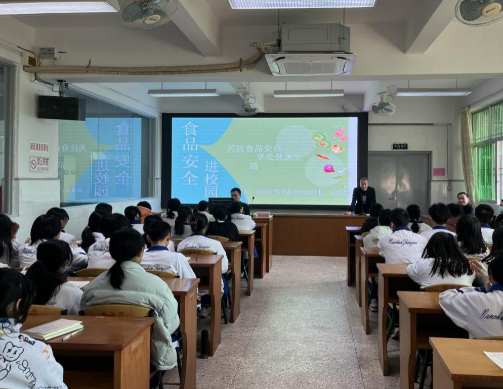 图一：食品安全副校长为学生授课.jpg