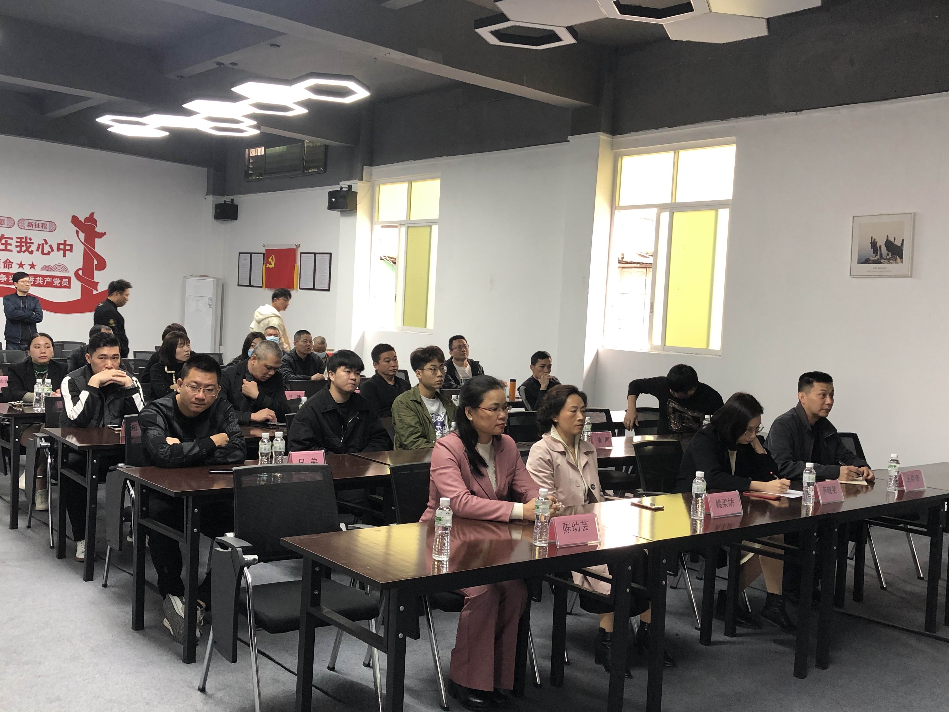 图片2 各企业代表认真学习.jpg