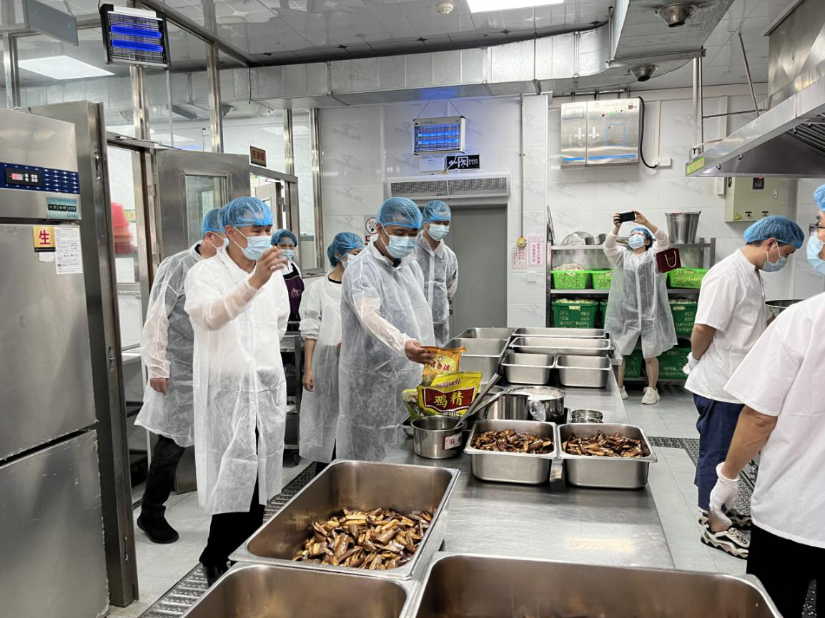 图一 陈咏局长带队开展校园食品安全检查.png