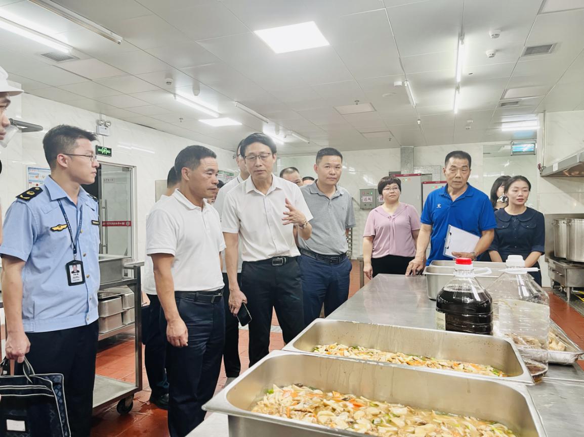 图二 区领导带队开展食品安全包保督导工作.jpg
